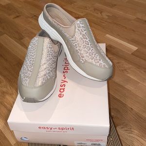 Easy Spirit® Traveltime 504 slip on size 11Wide in taupe leopard